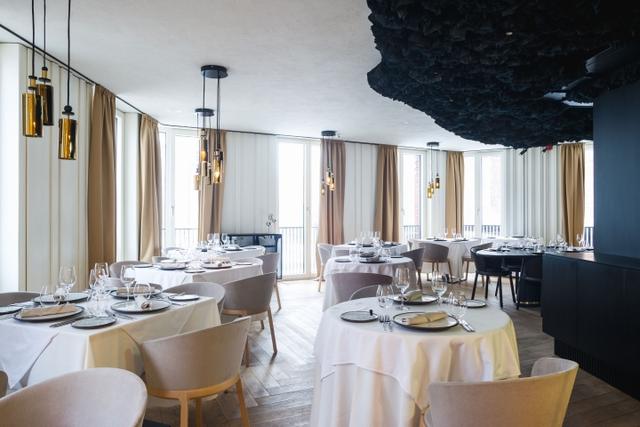 商業(yè)空間:里加老縣城現(xiàn)代風(fēng)格餐廳設(shè)計