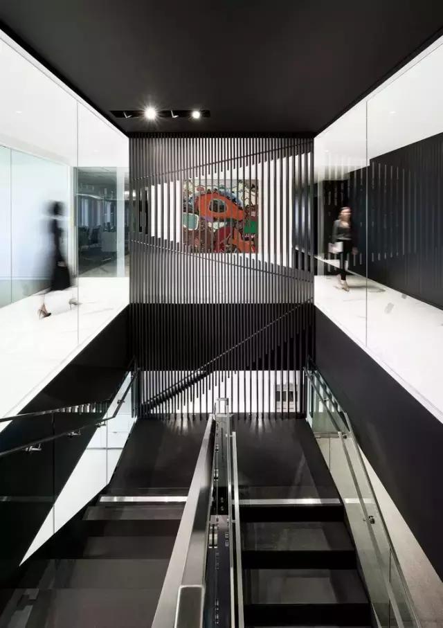 只有黑、白、灰三種顏色的辦公室？——極簡主義的設計哲學