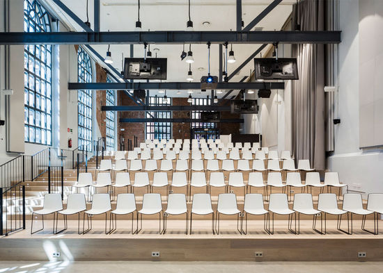 可容納 200 人的多媒體禮堂 可容納 200 人的多媒體禮堂