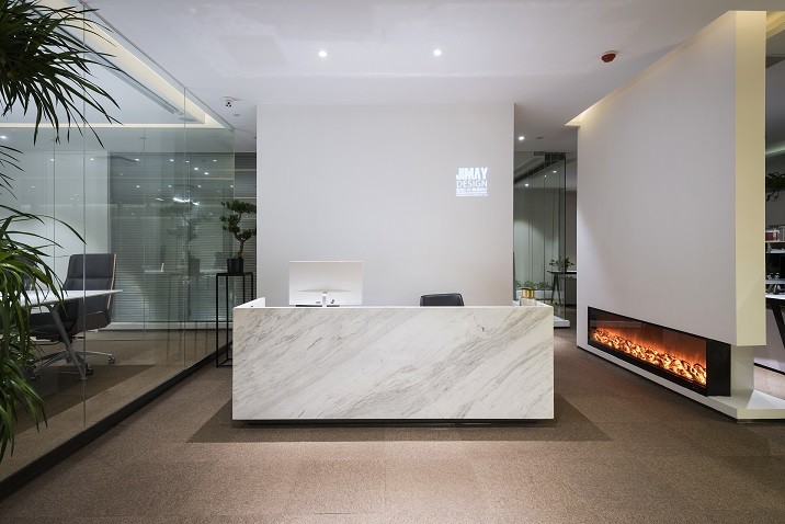 ‘少’不是空白而是精簡，‘多’不是擁擠而是＊＊。